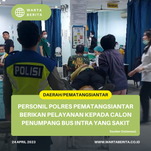 Personil Polres Pematangsiantar Berikan Pelayanan Kepada Calon Penumpang Bus Intra Yang Sakit