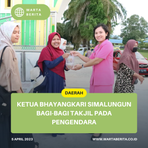 Ketua Bhayangkari Simalungun Bagi-bagi Takjil Pada Pengendara