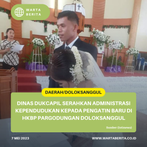 Dinas Dukcapil Serahkan Administrasi Kependudukan Kepada Pengatin Baru Di HKBP Pargodungan Doloksanggul
