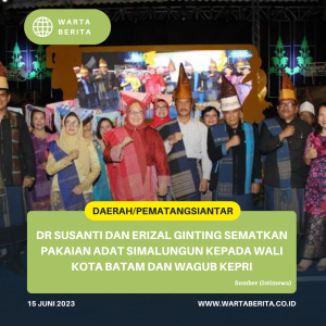 dr Susanti Dan Erizal Ginting Sematkan Pakaian Adat Simalungun Kepada Wali Kota Batam Dan Wagub Kepri