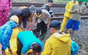 Tragis !! Pria Tuna Wisma Bunuh Diri di Perlintasan KA