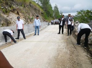 Bupati Humbahas Tinjau Proyek Pembangunan Jalan di Kecamatan Baktiraja