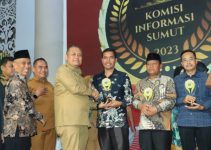 Pemerintah Kabupaten Samosir Menerima Anugerah KIP Kategori Kabupaten Informatif