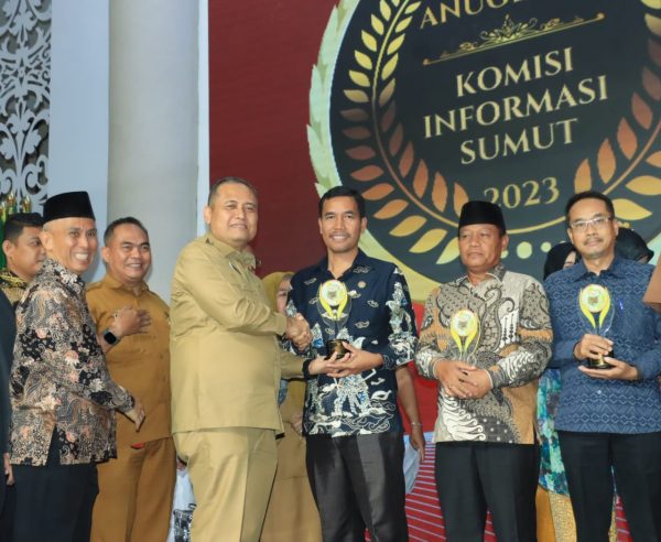 Pemkab Samosir Raih Penghargaan KIP