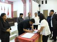 Bupati Samosir dan DPRD Sahkan Ranperda Tentang Pajak dan Retribusi Daerah