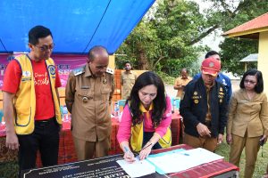 Wakil Bupati Samosir Bersama Presiden Lions Club Medan Seruni District 307A2 Resmikan Pompa Air Solar Panel