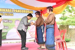 Bupati Samosir Vandiko Gultom saat hadiri Pisah-Sambut Pastor Paroki Santo Mikhael Pangururan