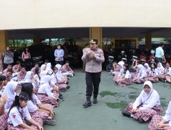 Polres Metro Jakarta Barat Gelar Program “Police Goes To School” untuk Bentuk Karakter Pelajar Berprestasi