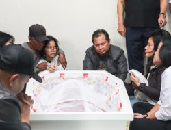 Bupati dan Wakil Bupati Dairi Melayat ke Rumah Duka Sekda