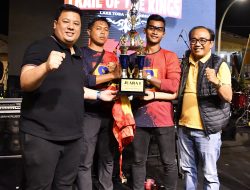 Bupati Vandiko Serahkan Piala Kemenangan ke Puraka Medan Sabet Juara Festival Solu Bolon