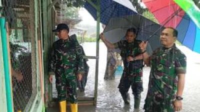 Dandim 0208/Asahan Tinjau Rumah Prajurit yang Terdampak Banjir