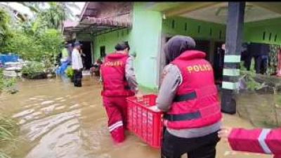 Polres Asahan Salurkan 500 Paket Makanan untuk Warga Terdampak Banjir di Sei Dadap