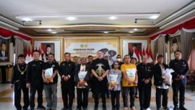 Bupati Pakpak Bharat Salurkan Bantuan Benih Pertanian untuk Kelompok Tani