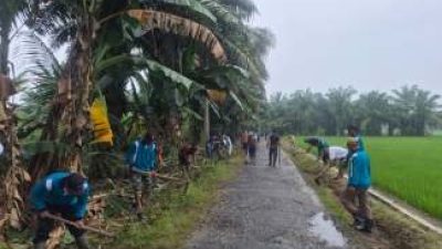 Kades Sei Beluru Pimpin Aksi Bersih Lingkungan di Dusun 9