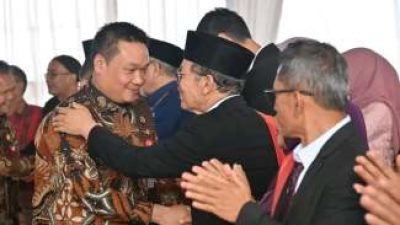 Bupati Oloan Nababan Hadiri Adat Manjalo Ulos Matua Ketua MUI
