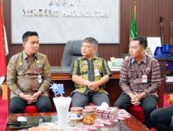 Bupati Oloan Nababan Serahkan Starlink untuk Sekolah di Daerah Terpencil