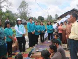 Ketua TP PKK Taput Salurkan Bantuan untuk Korban Kebakaran Parmonangan