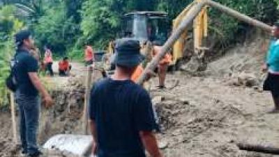 Pemkab Dairi Gerak Cepat Tangani Longsor, Akses jalan Mulai Terbuka