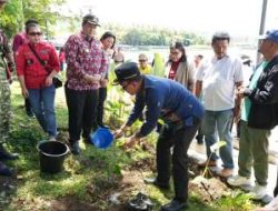 Pemkab Samosir Tebar 1.000 Bibit Ikan dan Tanam Pohon di Danau Toba