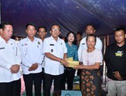 Wabup Ariston Sidauruk Serahkan Bantuan Korban Kebakaran di Simanindo
