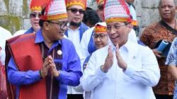 Wamen Bappenas Disambut Adat Batak di Huta Siallagan