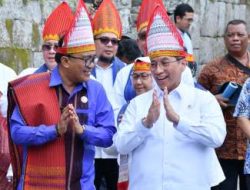 Wamen Bappenas Disambut Adat Batak di Huta Siallagan