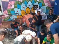 Lurah, Camat, dan Warga Gotong Royong Berbagi kepada Masyarakat yang Membutuhkan