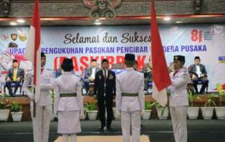 Pengukuhan 17 Paskibraka Taput, Bupati Tekankan Pembinaan Karakter Generasi Muda