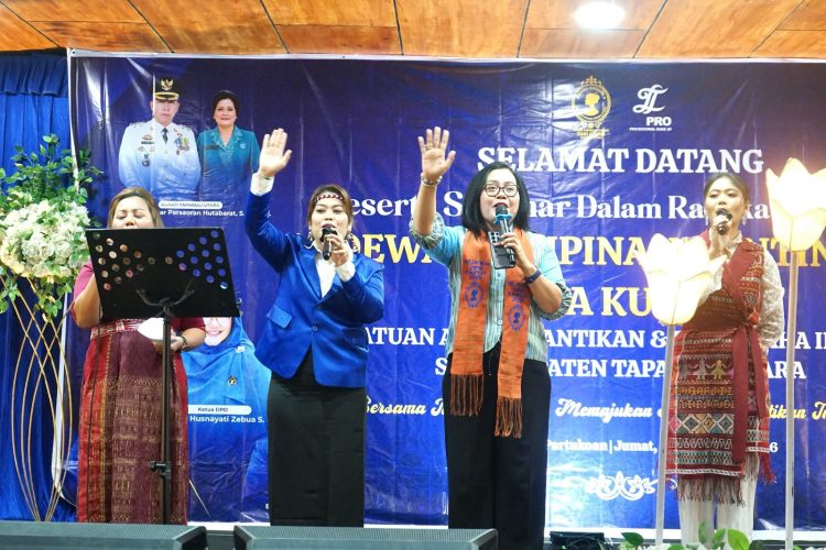 Ketua TP PKK Taput Menghadiri Pelantikan 15 Dewan Pimpinan Ranting Tiara Kusuma