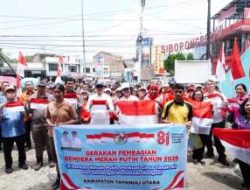 Semarakkan Nasionalisme, Pemkab Taput Bagikan Ribuan Bendera Merah Putih kepada Warga Siborong-boron