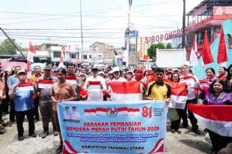 Semarakkan Nasionalisme, Pemkab Taput Bagikan Ribuan Bendera Merah Putih kepada Warga Siborong-boron