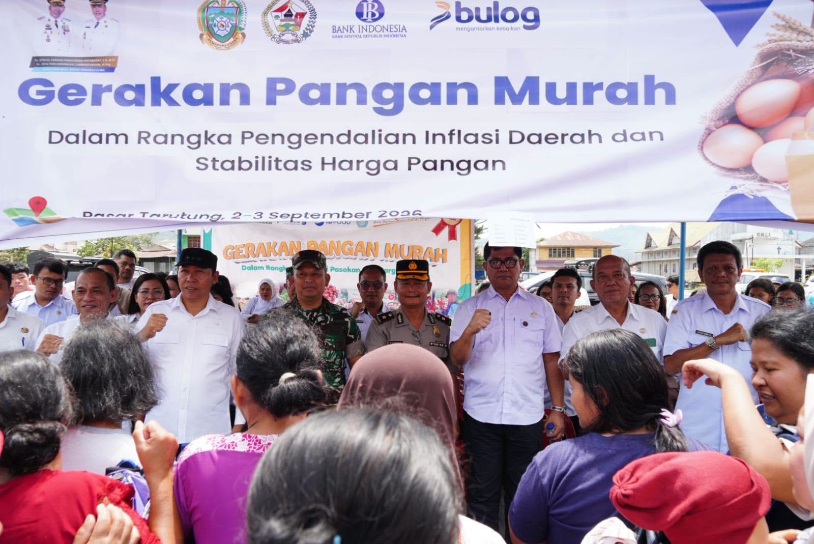 Tekan Inflasi dan Jaga Stabilitas Harga, Bupati Taput Membuka Gerakan Pangan Murah di Pasar Tarutung